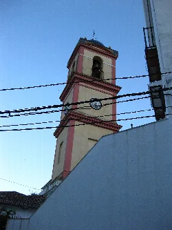 Kirchturm mit Uhr und Glockenturm in Algatocín.