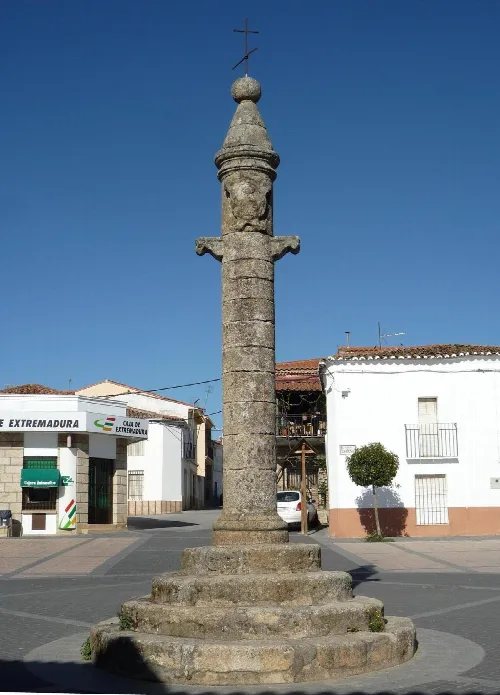 Steinpfeiler auf dem Platz von Torrecillas de la Tiesa.