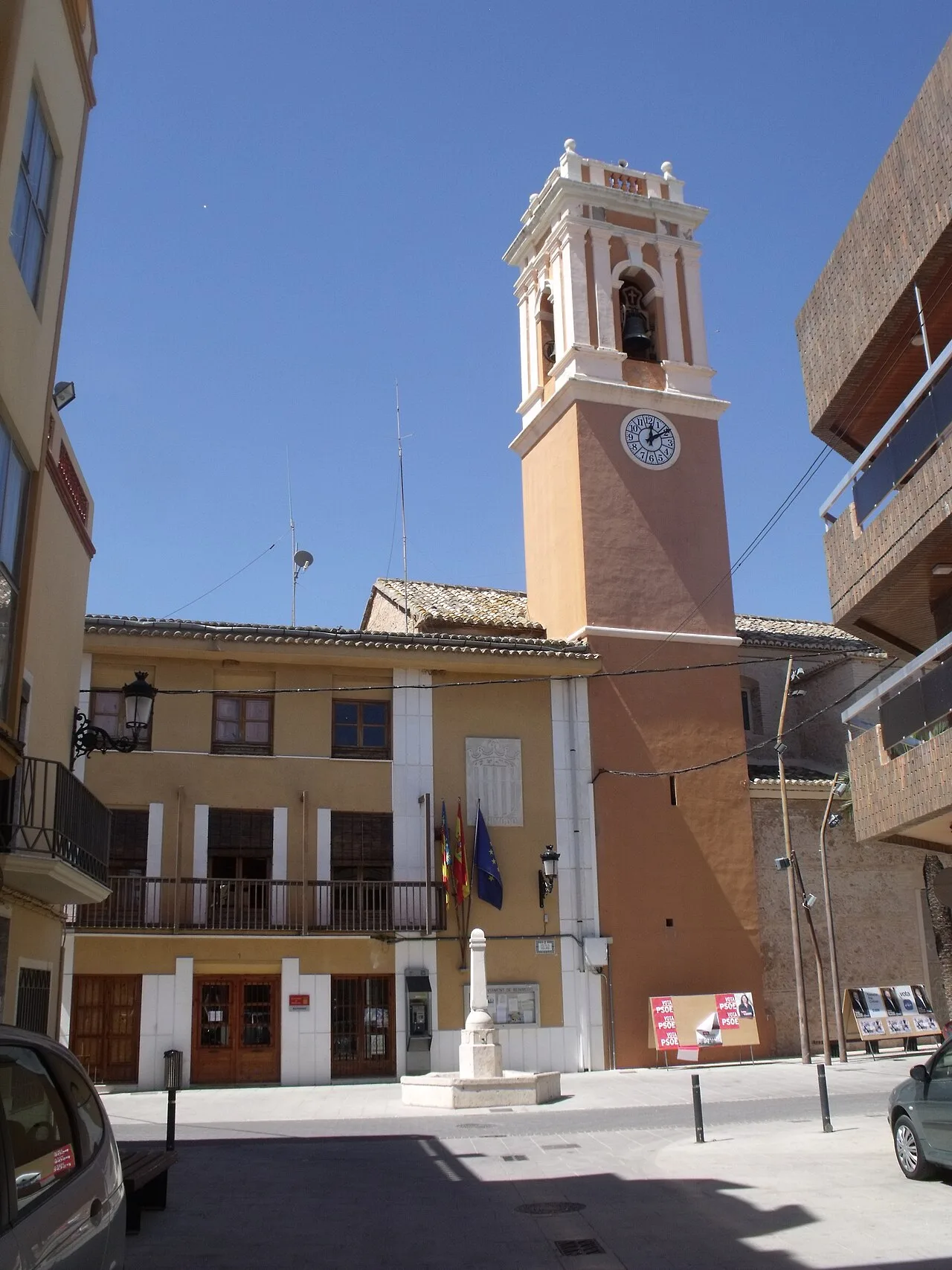 Ayuntamiento junto a la Iglesia