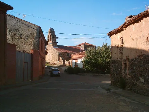 Blick auf die Straße mit der Kirche im Hintergrund in Coomonte.