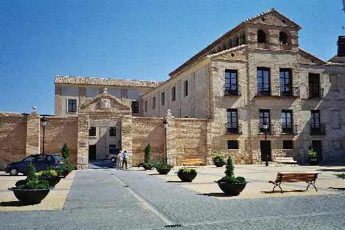 Fassade eines historischen Gebäudes mit Portikus und großen Fenstern in Bureta
