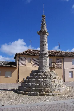 Steinerne Säule mit gestufter Basis in Aguilar de Campos.