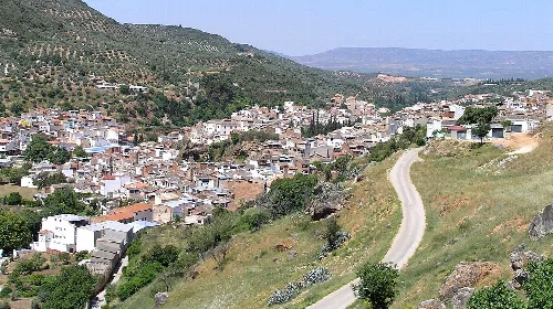 Blick auf Beas de Segura von Vistalegre, mit weißen Häusern und Straßen in einer bergigen Landschaft.