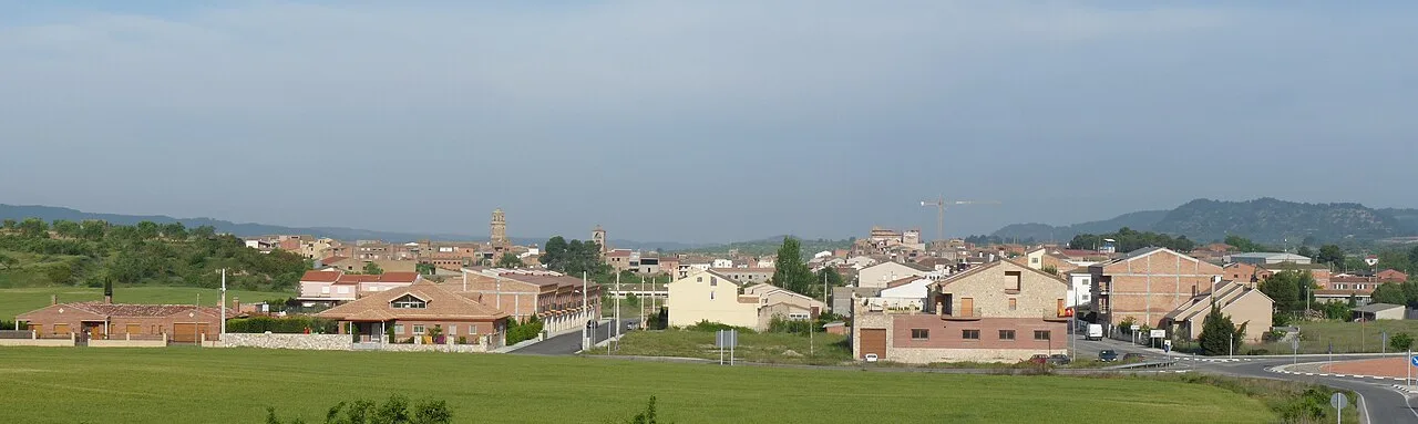 Landschaft mit Häusern und Feldern in Albí, Lleida.