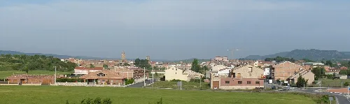 Landschaft mit Häusern und Feldern in Albí, Lleida.