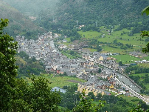 Le village de Bossòst traversé par la Garonne, Val d'Aran, Catalogne, Espagne.