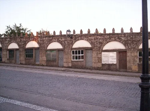 Steinfassade mit Bögen und Fenstern in Negreira, La Coruña.