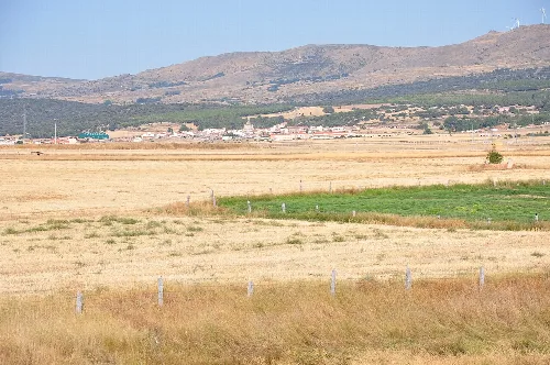 Ländliche Landschaft mit Feldern und entfernten Bergen.