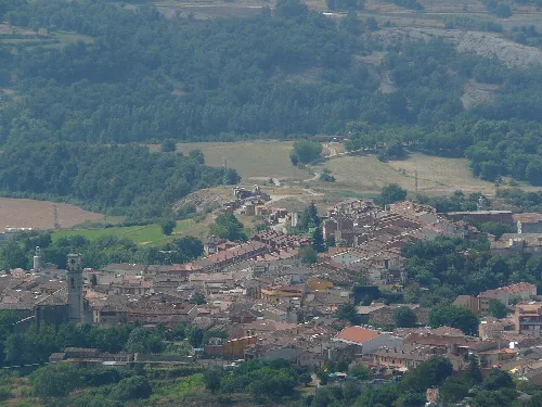 Sant Pere de Torelló vist des del mirador de Monserrat a la serra de Bellmunt.