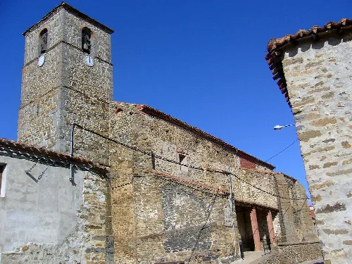 Kirche der Heiligen Dreifaltigkeit mit Uhrturm in Santa Cruz de Yanguas.