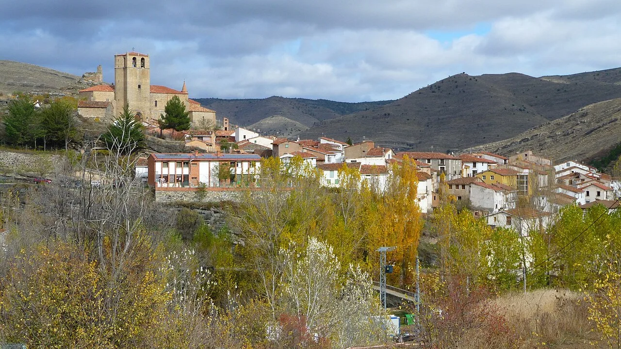 Blick auf eine Hügelstadt mit Kirche und Häusern in La Rioja