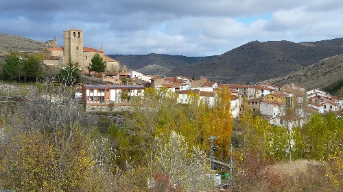 Blick auf eine Hügelstadt mit Kirche und Häusern in La Rioja
