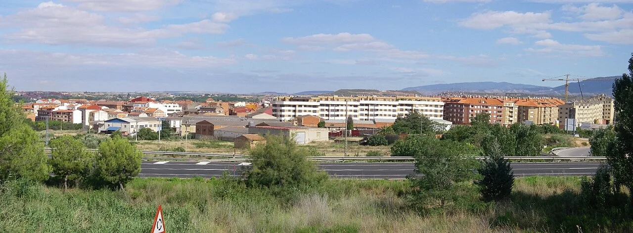 Vista panorámica de Lardero con edificios y áreas verdes.