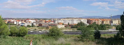 Vista panorámica de Lardero con edificios y áreas verdes.