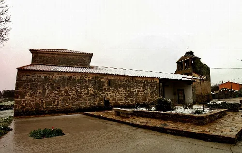 Ansicht der Nordseite der Kirche San Esteban mit Steinbau und Turm.