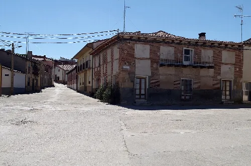 Platz mit alten Häusern und Straßen in Castrillo de la Guareña.