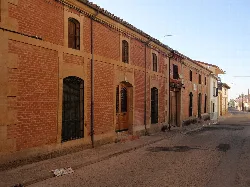 Casa antigua de ladrillo y piedra en la calle Zamora de Morales del Vino.