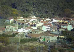 Vista de casas y vegetación en Vallejera de Riofrío.