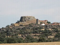 Vista de una colina con una fortaleza y casas en Peñausende, Zamora.