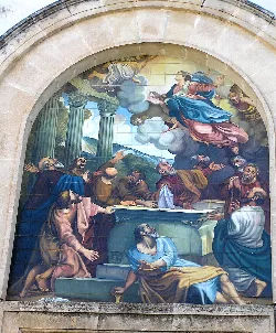 Fresco en la puerta de la parroquia con figuras religiosas y columnas.