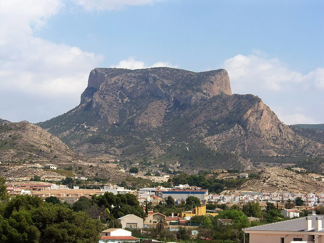 Formación rocosa en Petrer, Alicante, vista desde abajo.