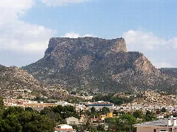 Formación rocosa en Petrer, Alicante, vista desde abajo.
