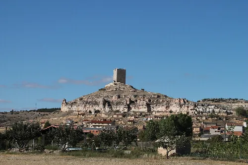 Panoramablick auf Langa de Duero mit Burg auf dem Hügel.