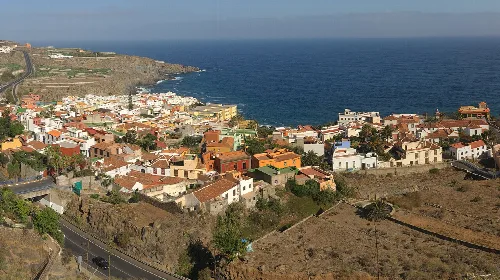 Vista panorámica de San Juan de la Rambla con casas y el mar.