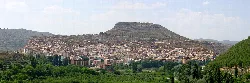 Panorámica de Ademuz con casco antiguo y colina en el fondo.