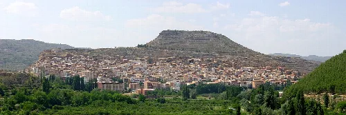 Panoramablick auf Ademuz mit Altstadt und Hügel im Hintergrund.
