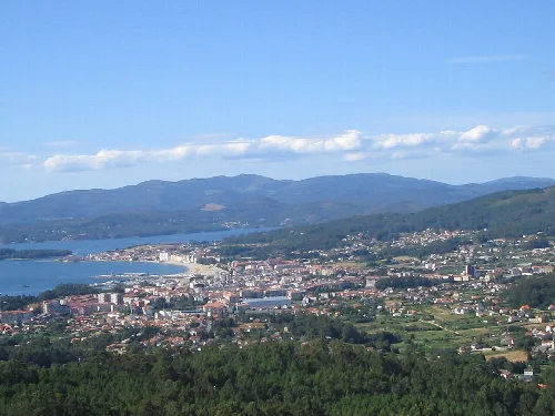 Panoramablick auf Villagarcía de Arosa mit Meer und Bergen.