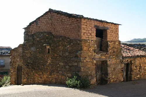 Casa de material mixto, tapial y piedra (junto a Iglesia) - Sarracín de Aliste en la provincia de Zamora