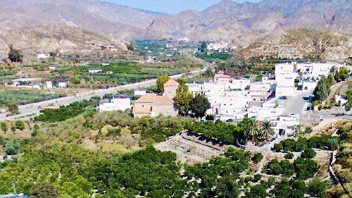 Paisaje de casas blancas y montañas en Alsodux, Almería.