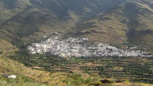 Vista panorámica de un pueblo en las montañas con casas blancas en la ladera.
