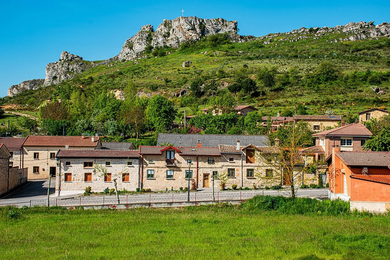 Häuser in Montorio mit einem felsigen Hügel und Vegetation im Hintergrund.