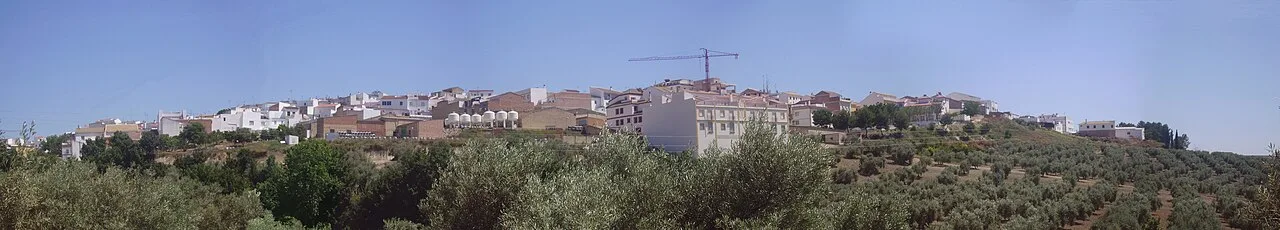 Panoramic view of Montalbán de Córdoba with white houses and greenery.
