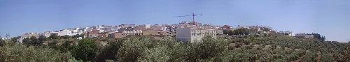 Panoramablick auf Montalbán de Córdoba mit weißen Häusern und Grünflächen.