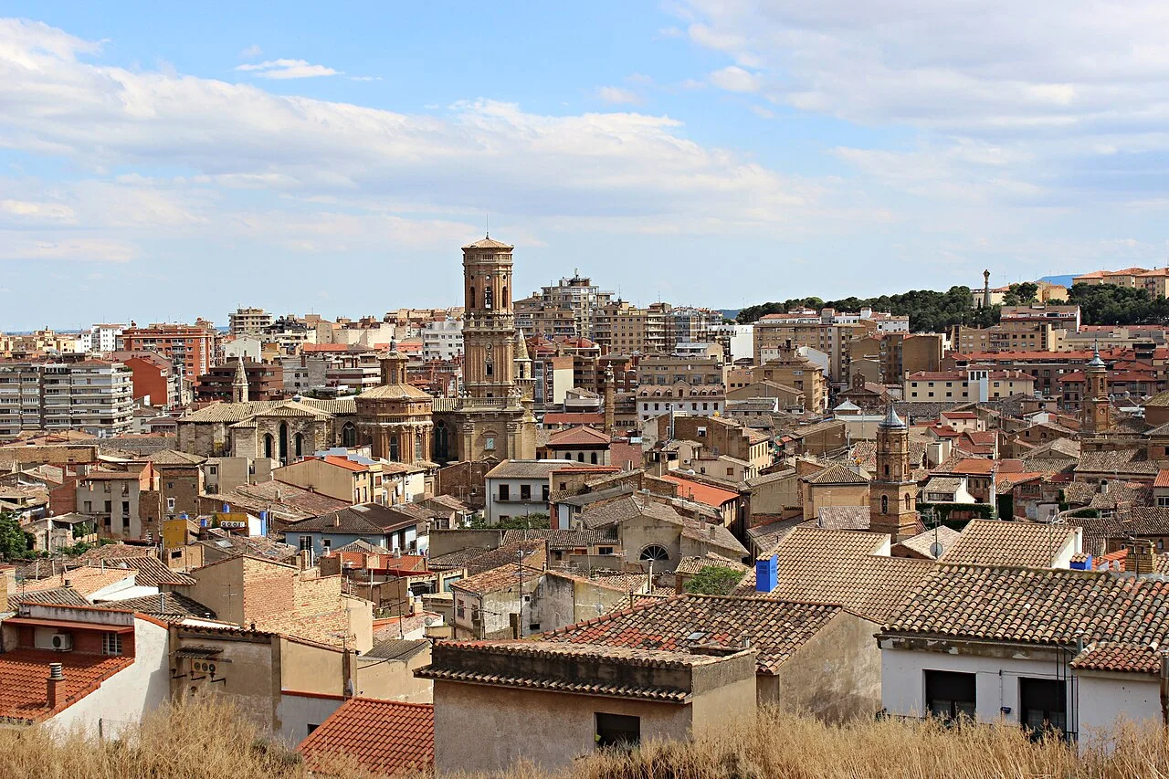 Vista de la ciudad de Tudela con torre y tejados de tejas rojas.