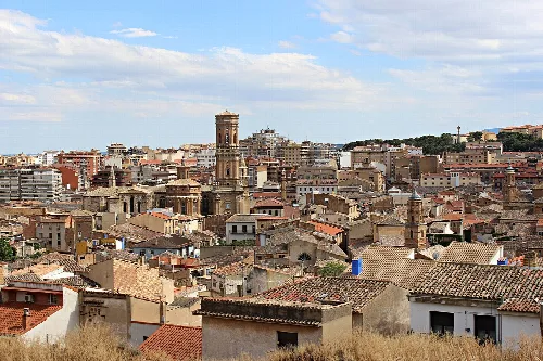 Blick auf Tudela mit Turm und roten Ziegeldächern.