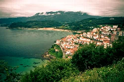 Lastres Küstendorf in Asturien mit bunten Häusern und Bergen.