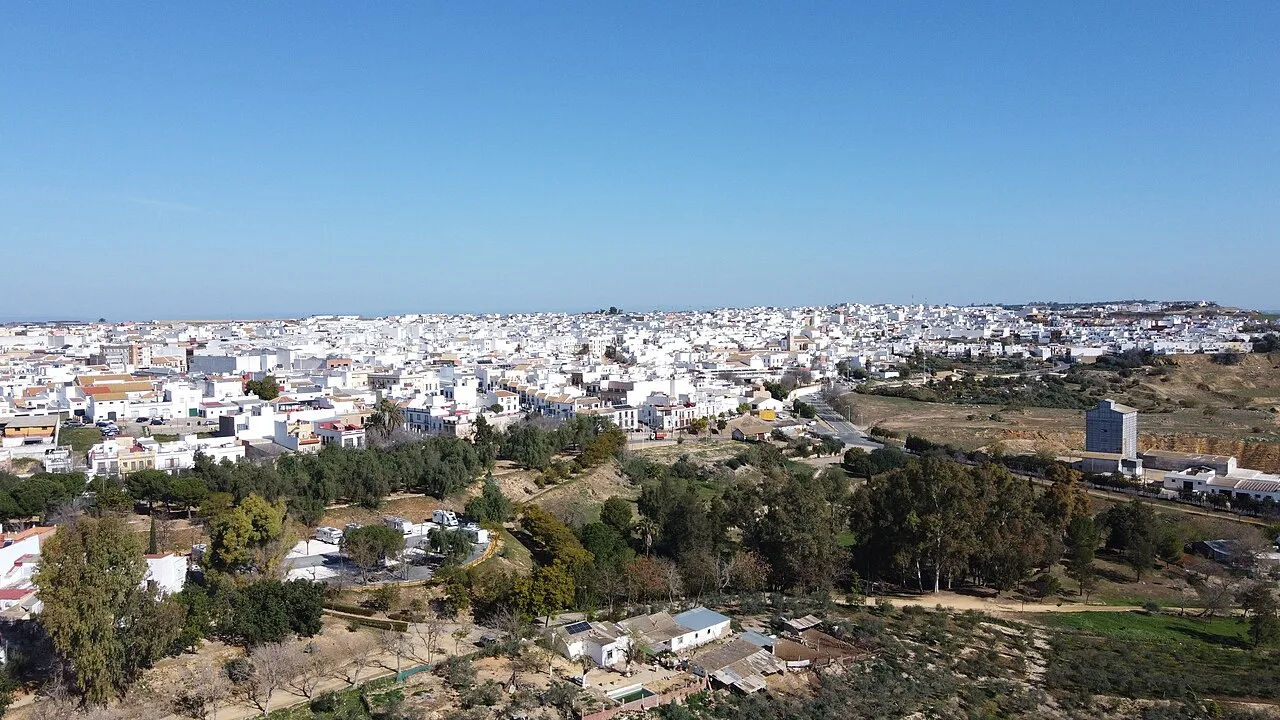 Panoramic view of El Viso del Alcor with houses and greenery.
