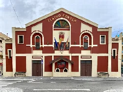 Fassade des Theaters mit Flaggen und dekorativen Fenstern in Almoradí.