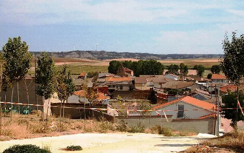 Häuser und Bäume in Madridanos, Zamora.