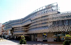 Edificio del mercado municipal con estructura moderna y ondulada.