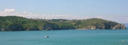 Costa con acantilados verdes y mar azul en Barrica.