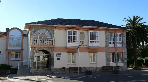 Edificio con fachada moderna y palmera en Abegondo.