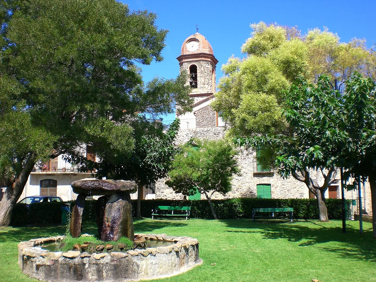 Plaça del Dolmen, un dels racons més bonics del poble d'Espolla. on s'hi va instal·lar un dolmen artificial.