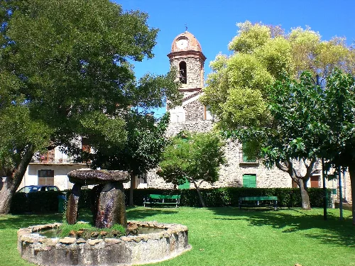 Plaça del Dolmen, un dels racons més bonics del poble d'Espolla. on s'hi va instal·lar un dolmen artificial.