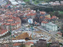 Luftaufnahme des Stadtzentrums von Hernani mit Gebäuden und Bauarbeiten.