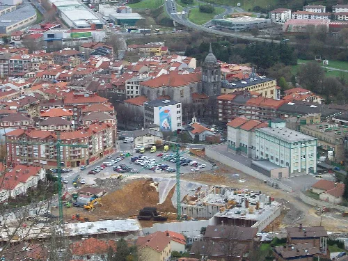 Luftaufnahme des Stadtzentrums von Hernani mit Gebäuden und Bauarbeiten.